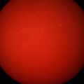 Die Internationale Raumstation (ISS) im Vorbeiflug vor der  Sonne. 